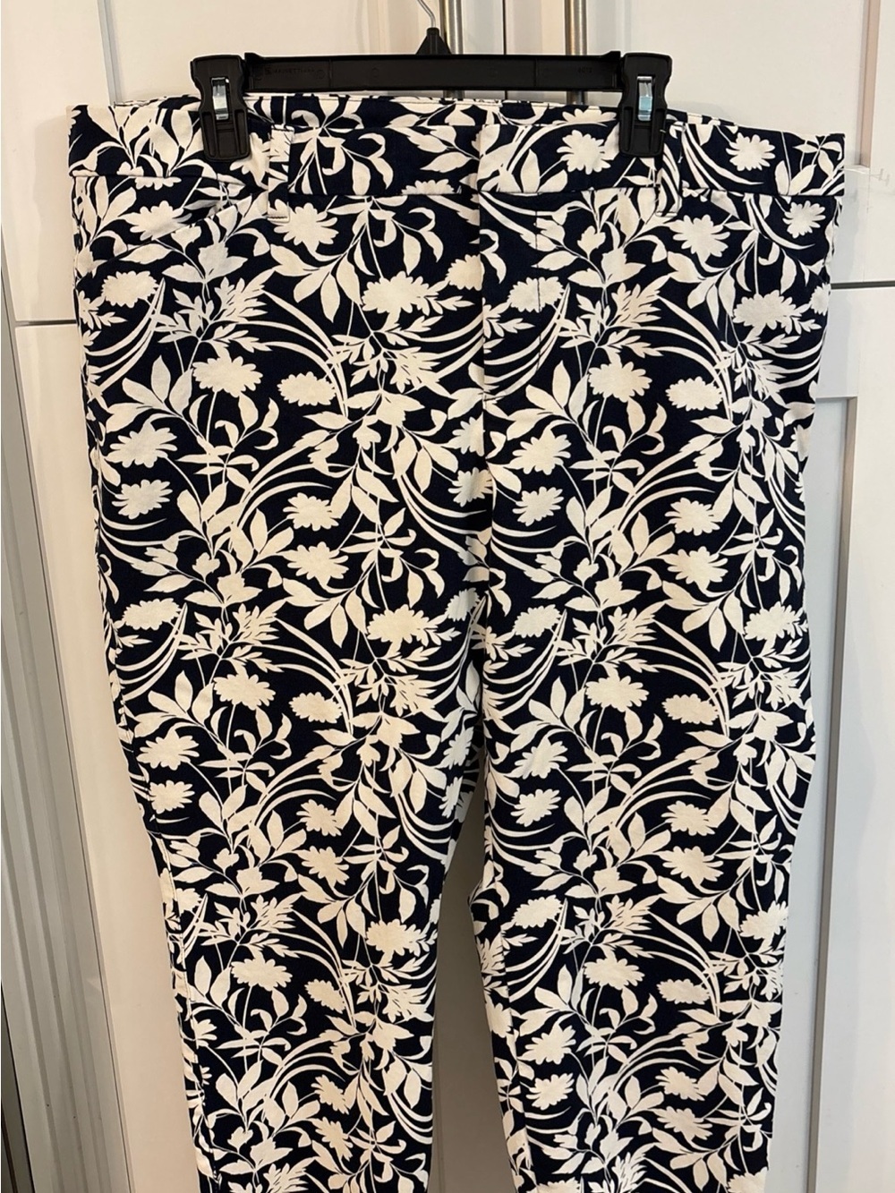 Old Navy Pixie Pants Women’s Size 20 Blue White Floral Skinny High Rise. Stretch